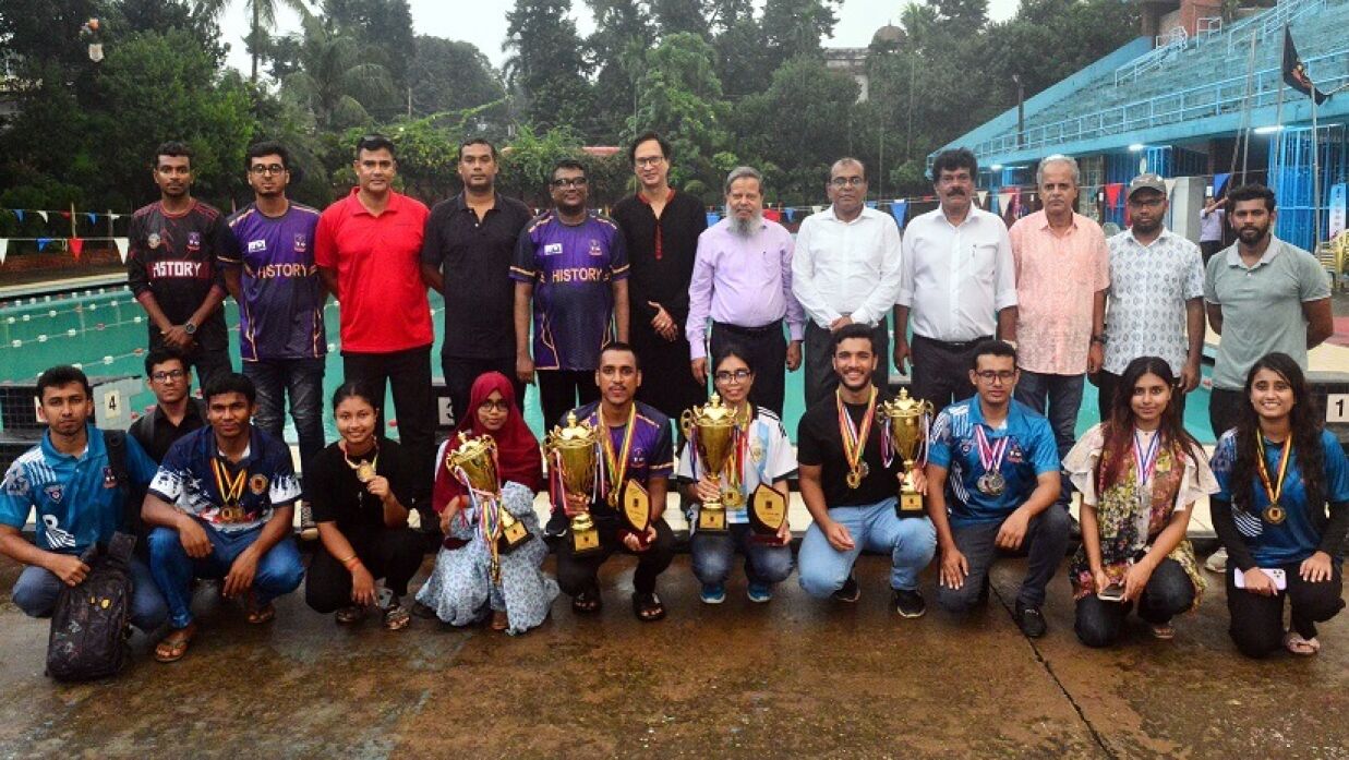ঢাবির আন্তঃবিভাগ সাঁতার প্রতিযোগিতায় অংশগ্রহণকারীরা
