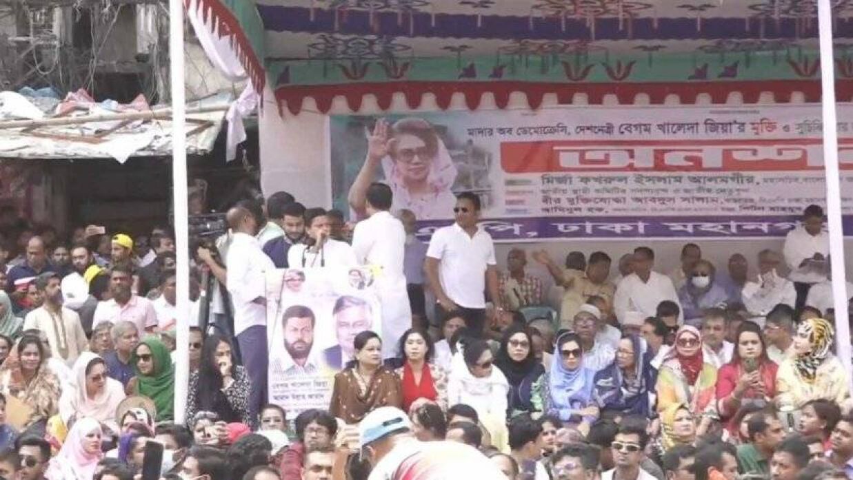 নয়াপল্টন বিএনপি কার্যালয়ের সামনে দলটির নেতাকর্মীরা গণ-অনশন করছে