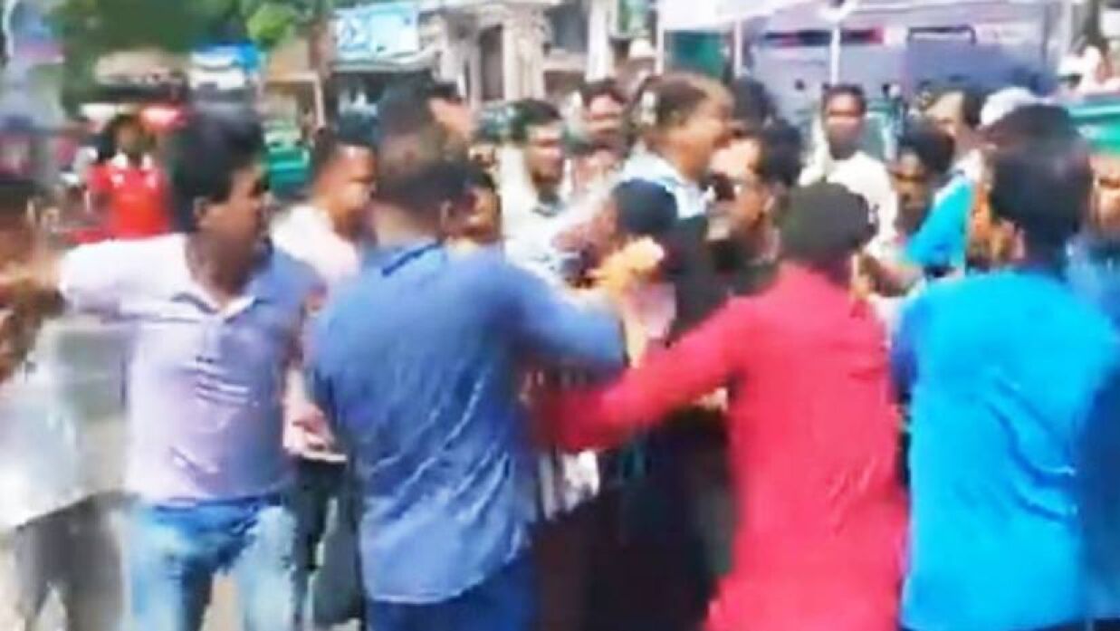 নেতা কর্মীদের হাতাহাতি