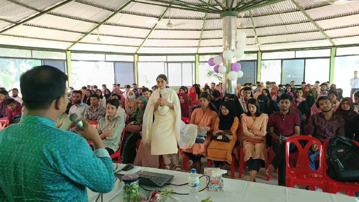 বিতর্কে অংশগ্রহণকারী। 