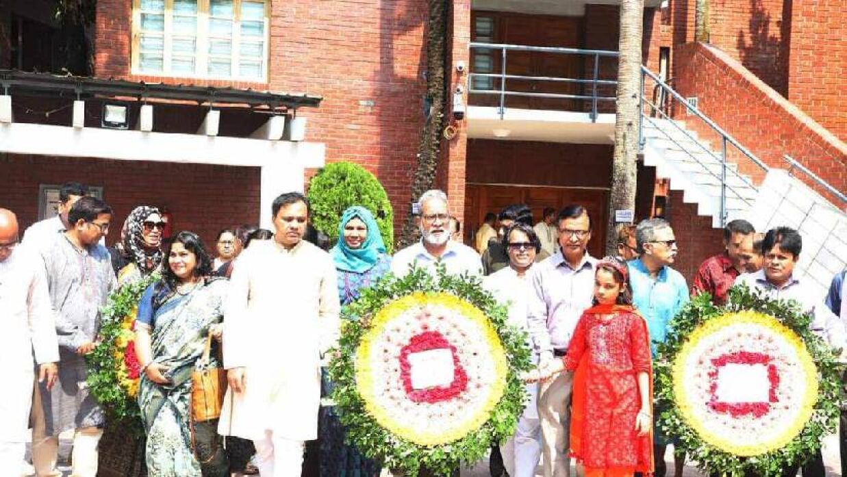 টুঙ্গিপাড়ায় বঙ্গবন্ধুর সমাধিতে জবি শিক্ষক সমিতির শ্রদ্ধা নিবেদন