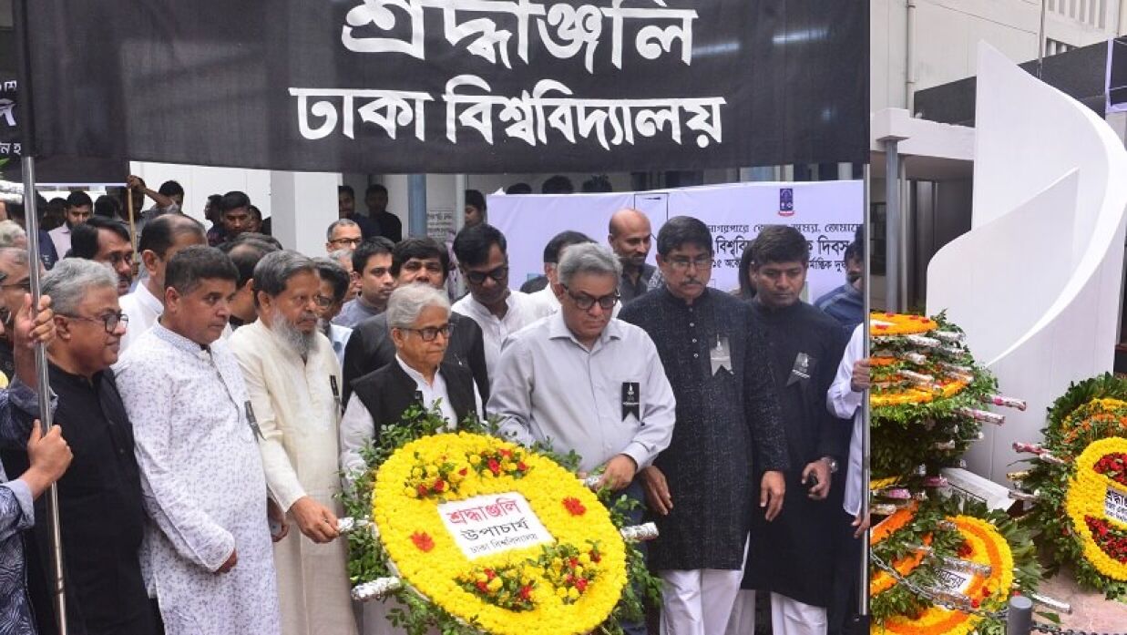 জগন্নাথ হল স্মৃতিসৌধে পুষ্পস্তবক অর্পণ করেন ঢাবি উপাচার্যসহ অন্যরা