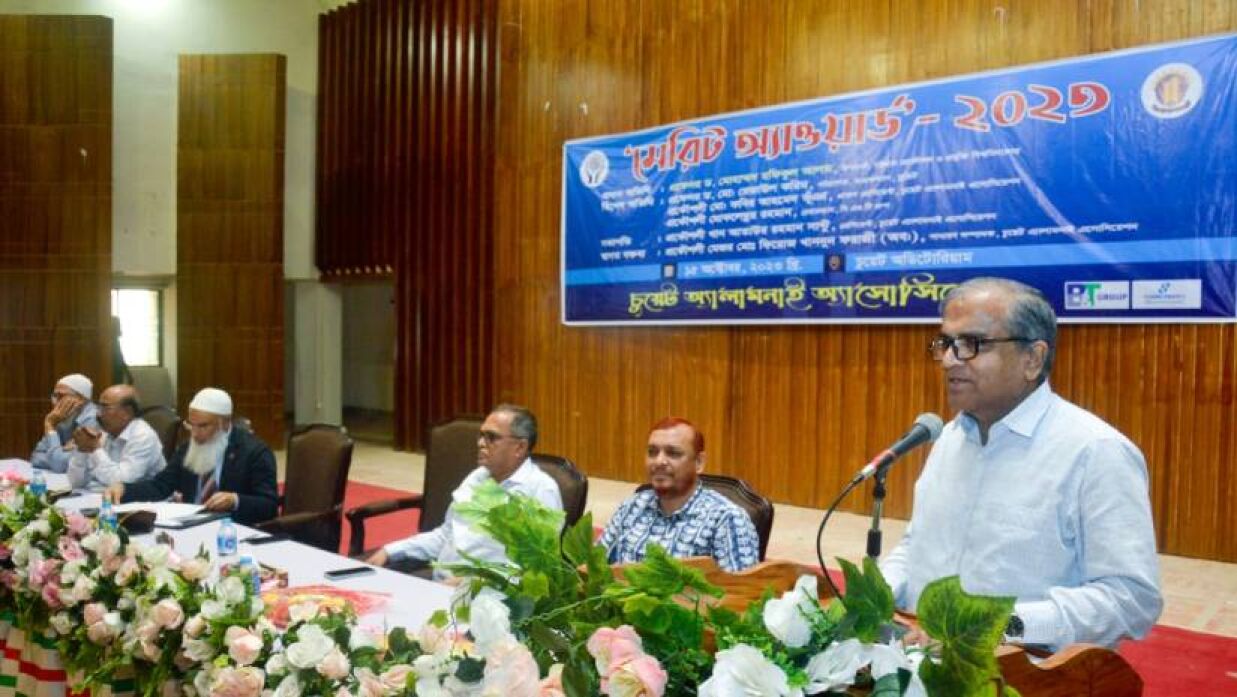 অনুষ্ঠানে বক্তব্য দিচ্ছেন চুয়েট ভিসি অধ্যাপক ড. মোহাম্মদ রফিকুল আলম