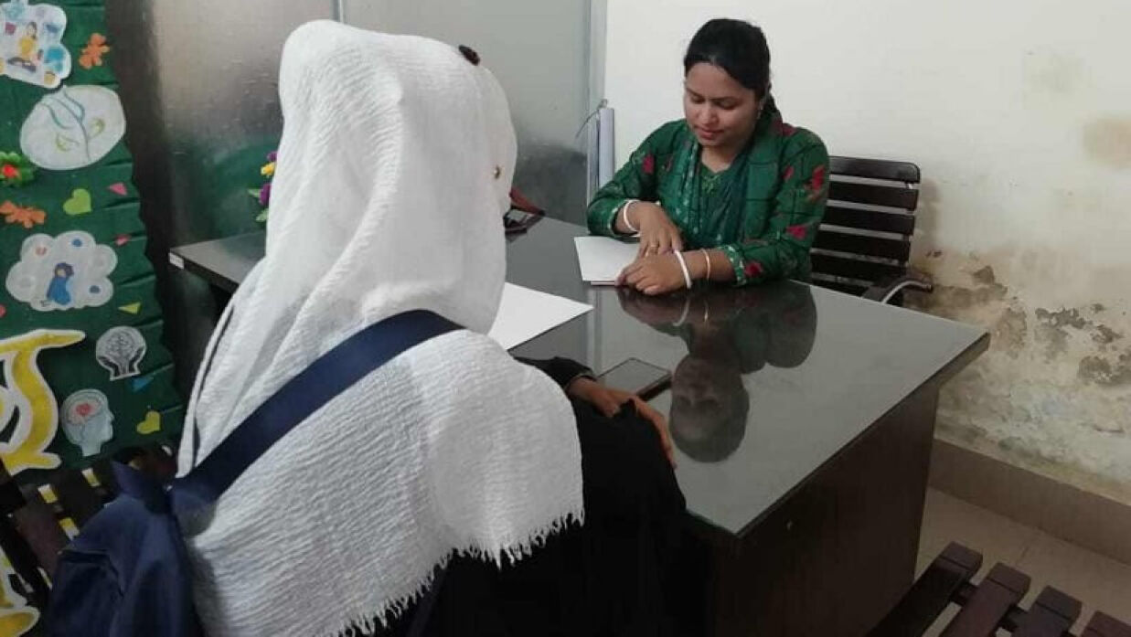 রাজশাহী কলেজের মানসিক স্বাস্থ্য কেন্দ্রে সেবা নিচ্ছেন এক শিক্ষার্থী