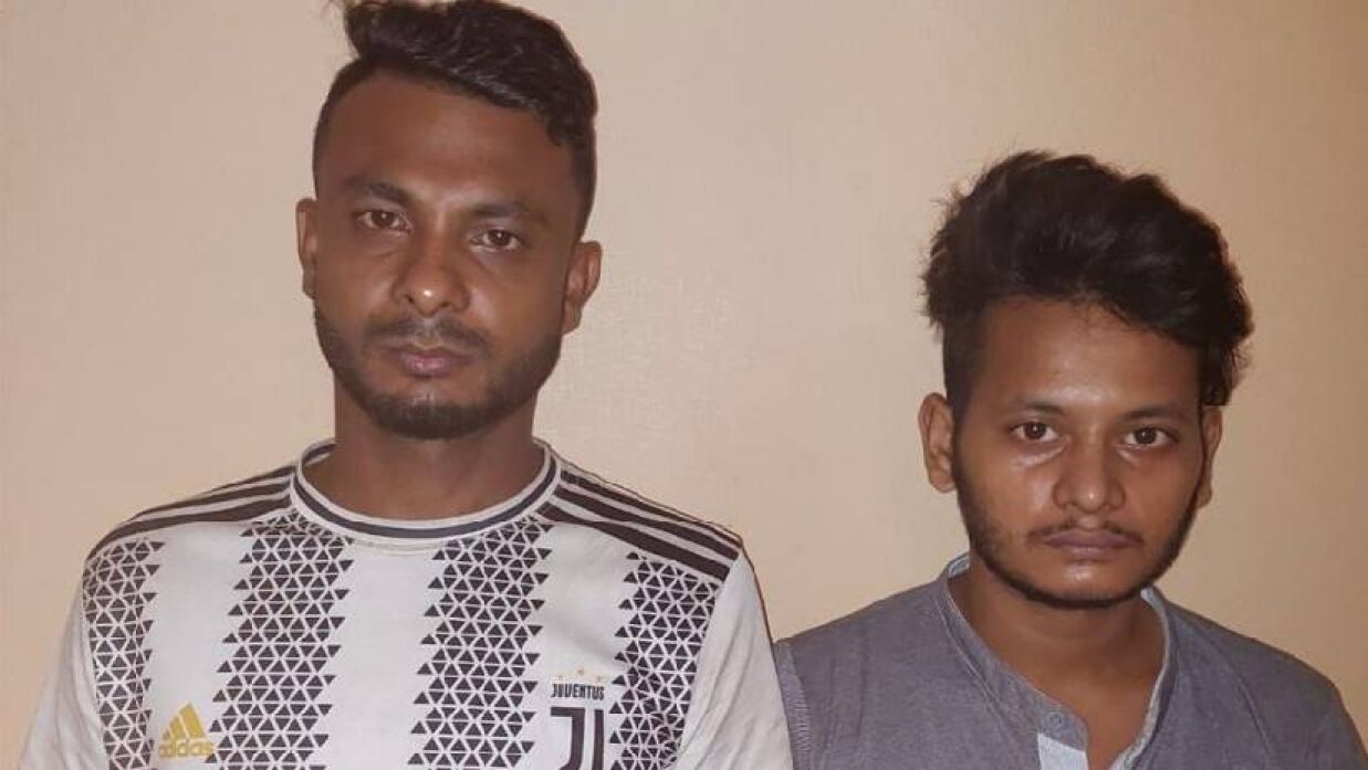 পুলিশের হাতে আটক মো. আলী রাজ ও মোহাম্মদ রুবেল হোসেন