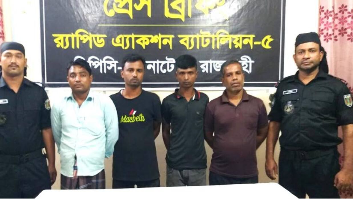 আটক হওয়া ব্যাক্তিরা 