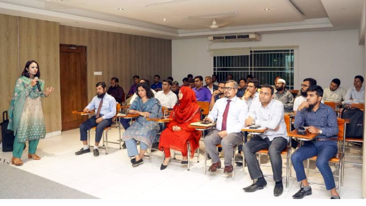 কর্মশালায় উপস্থিত ট্রেইনার ও অংশগ্রহণকারীরা