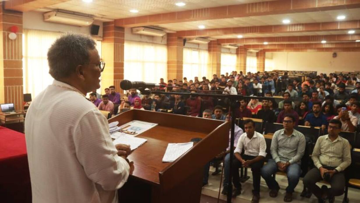 অনুষ্ঠানে বক্তব্য রাখছেন বিশ্ববিদ্যালয়ের উপাচার্য অধ্যাপক আনোয়ার হোসেন