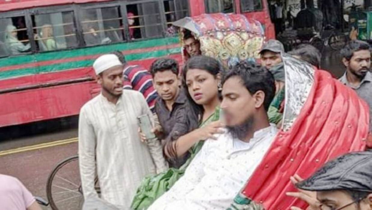 মারধরের শিকার আহত আখতারকে হাসপাতালে নিয় যাওয়া হচ্ছে
