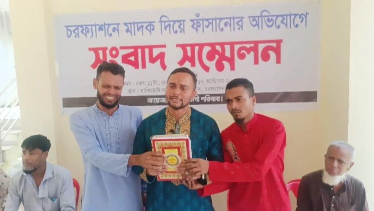 কোরআন ছুঁয়ে শপথ করছেন তিন ছাত্রলীগ নেতা