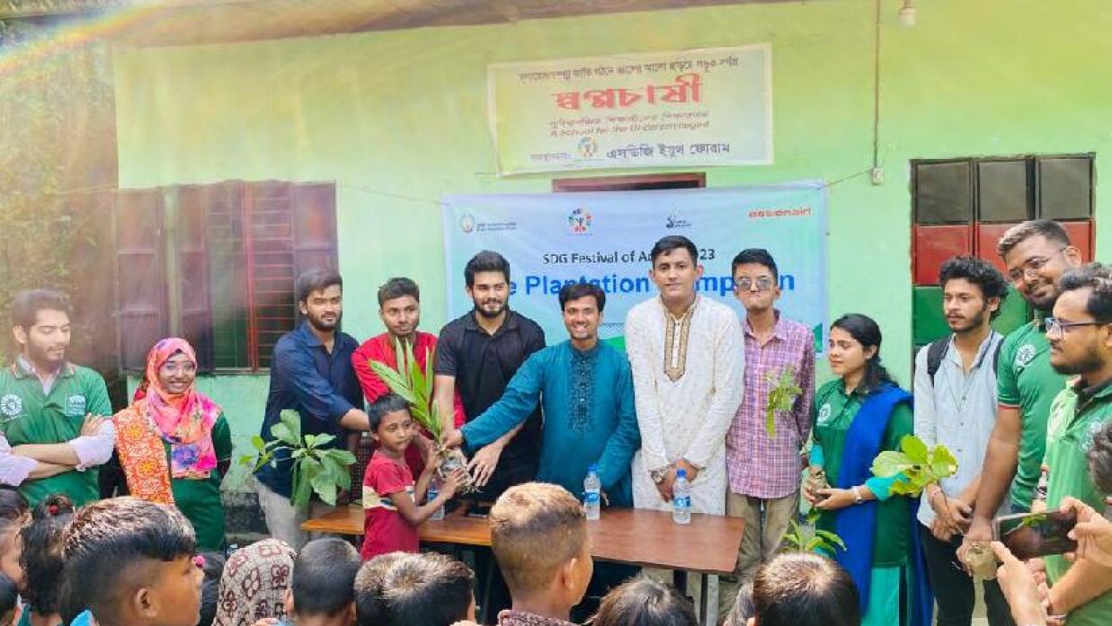 শিক্ষার্থীদের মাঝে বৃক্ষ বিতরণ করল ‘এক টাকায় বৃক্ষরোপ’