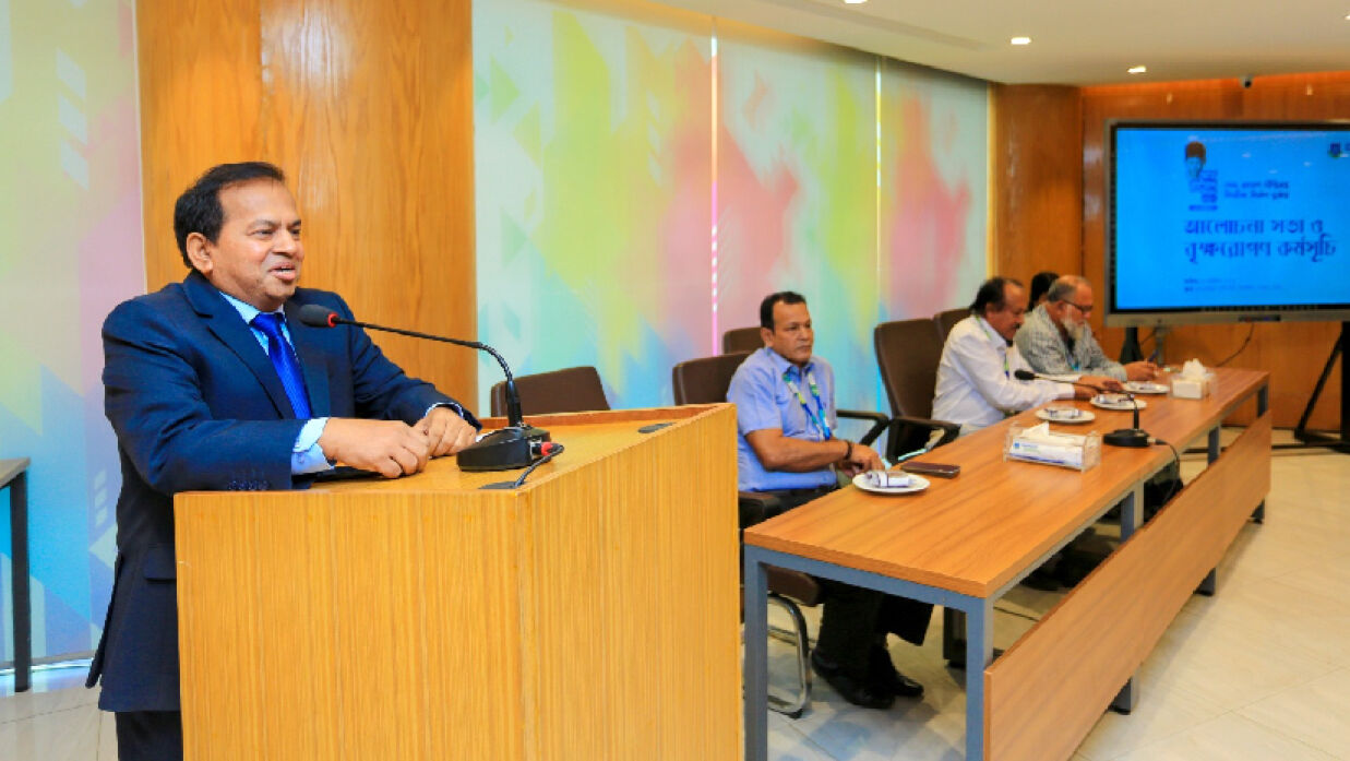 শেখ রাসেল দিবস উপলক্ষে ডিআইইউতে আয়োজিত আলোচনাসভায় বক্তব্য রাখছেন বিশ্ববিদ্যালয়ের একাডেমিক এফেয়ার্সের ডীন অধ্যাপক ড. মোস্তফা কামাল