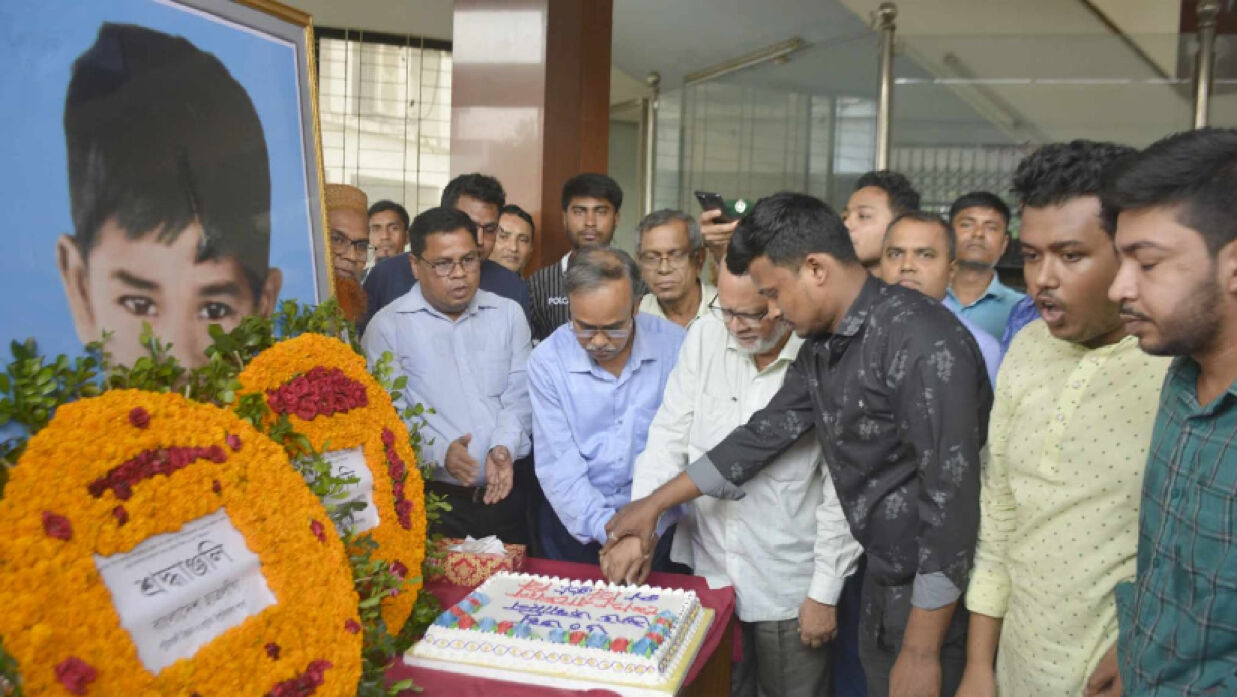 শেখ রাসেলের ৬০তম জন্মদিন এবং 'শেখ রাসেল দিবস ২০২৩' উপলক্ষে কেক কাটছেন পবিপ্রবি উপাচার্য