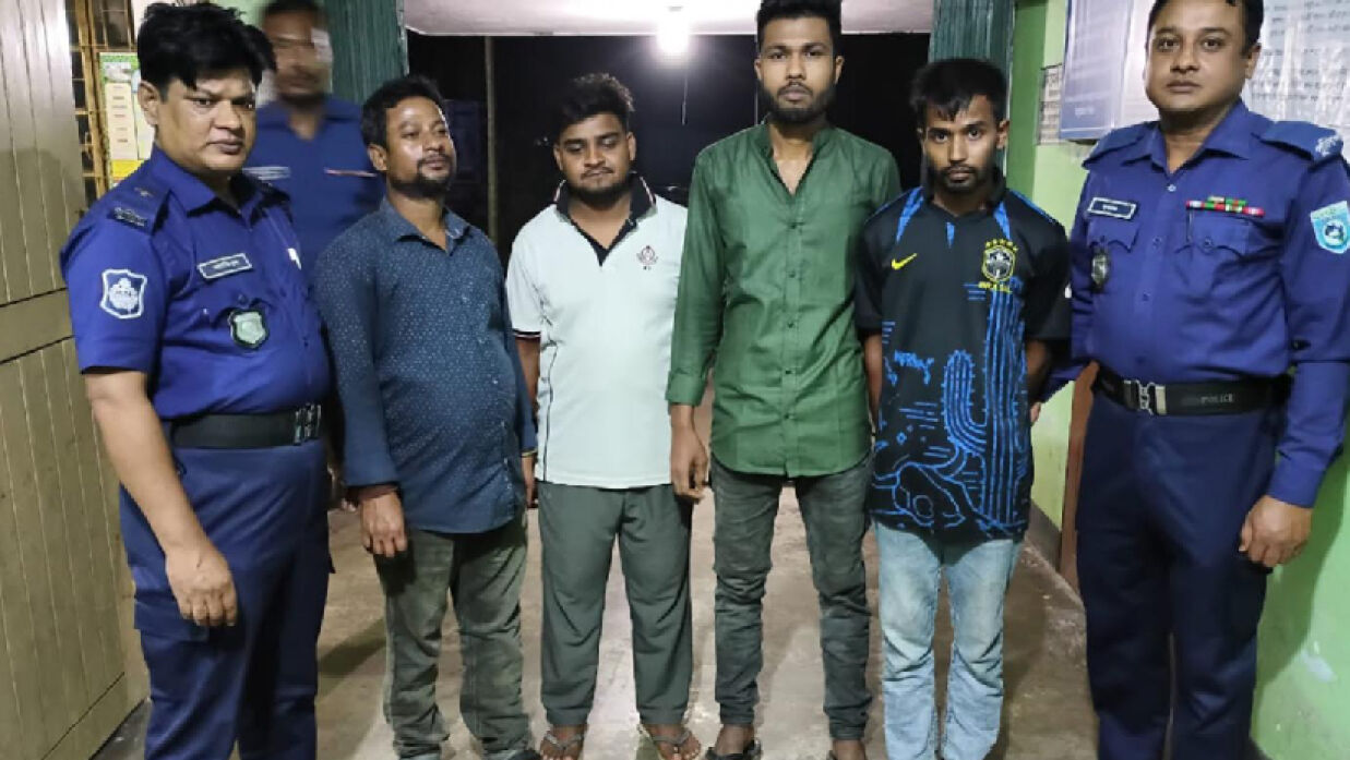 স্কুল মাঠে গাঁজা সেবন, ৪ জনের কারাদণ্ড