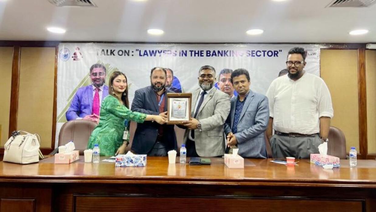 আইন বিভাগের পক্ষ থেকে প্রধান অতিথির হাতে সম্মাননা ক্রেস্ট তুলে দেওয়া হয়