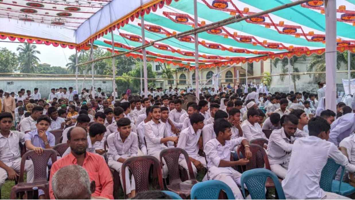 অগ্রিম ছুটি দিয়ে এমপির সভায় বসিয়ে রাখা হলো শিক্ষার্থীদের 