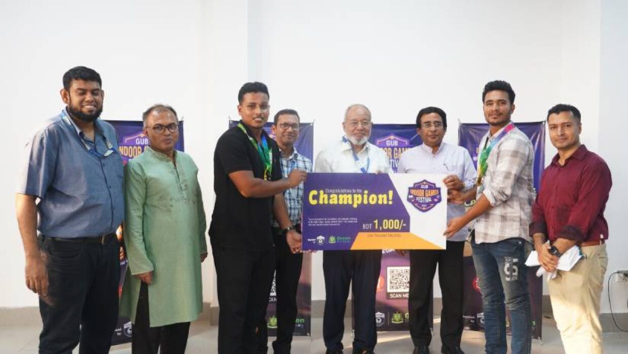 খেলা শেষে পুরষ্কার বিতরণী অনুষ্ঠান 