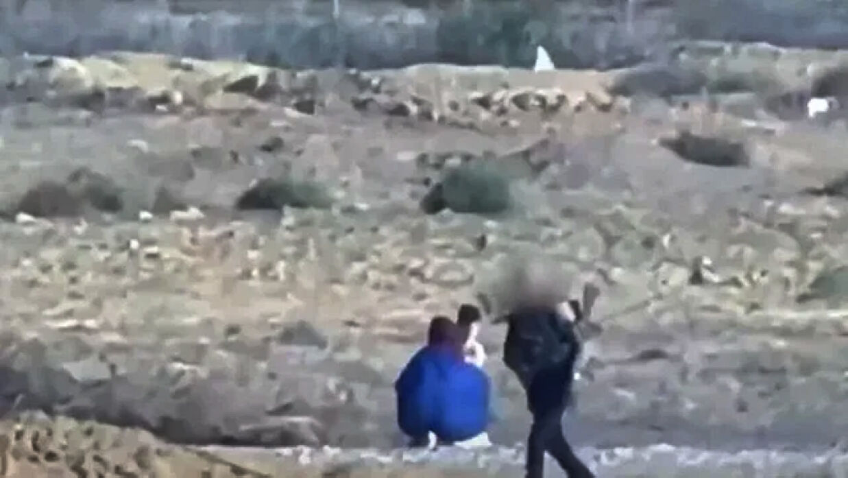 কিছুদিন আগে জিম্মি ইসরায়েলি এক নারী ও তাঁর দুই শিশুকে সীমান্তের কাছে রেখে আসেন হামাস সদস্যরা