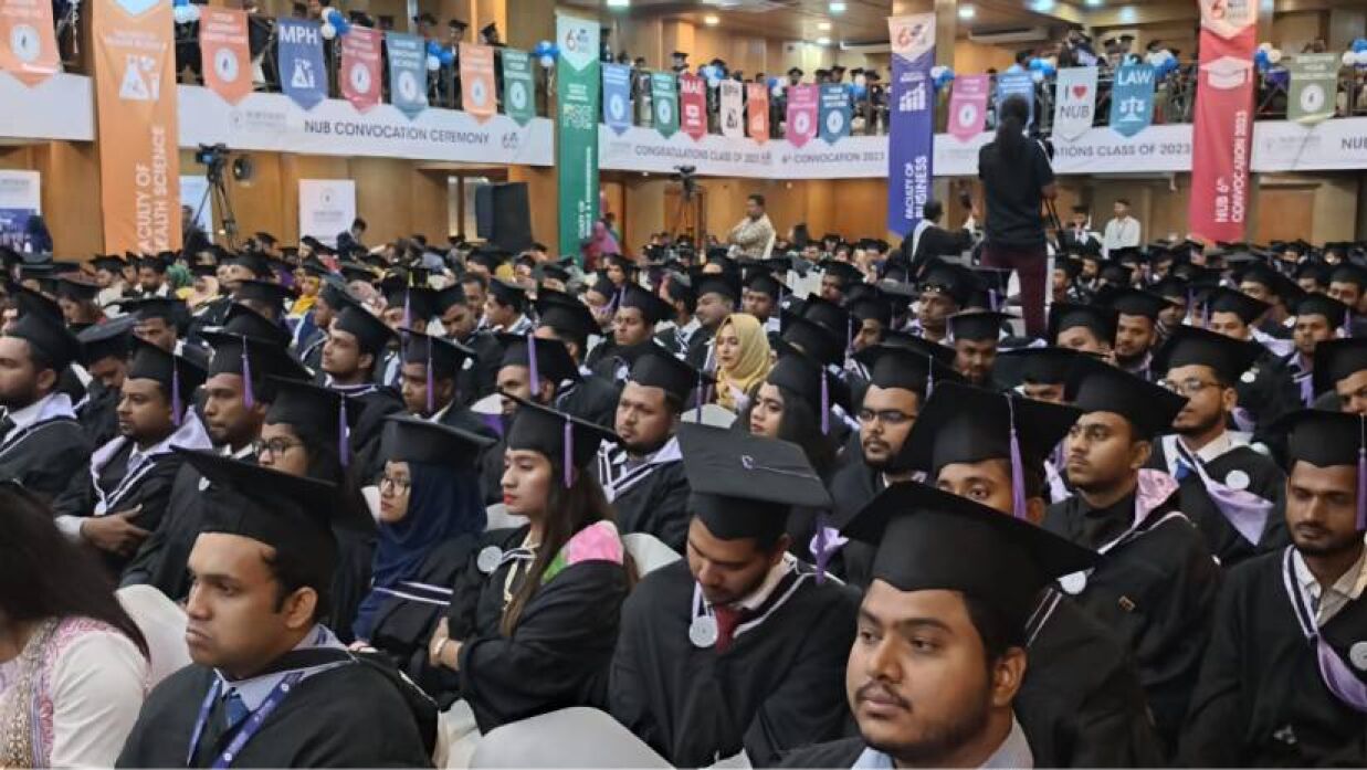 সমাবর্তনে অংশ নেওয়া শিক্ষার্থীদের একাংশ