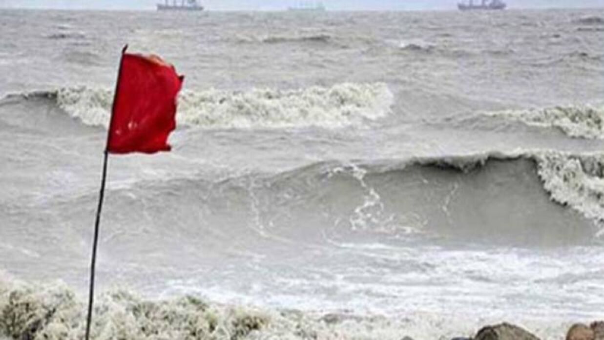আবহাওয়ার ৬ নম্বর বিশেষ বিজ্ঞপ্তিতে এই সতর্ক সংকেত দেয়া হয়
