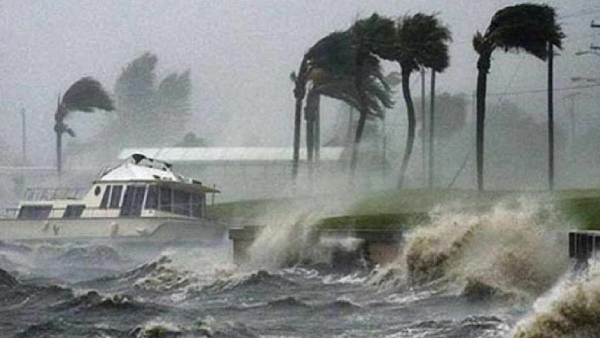 ধেয়ে আসছে ঘূর্ণিঝড় হামুন, বন্দরে ৪ নম্বর সতর্কতা