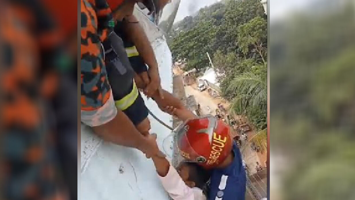 আটকা পড়া মাদ্রাসাছাত্রকে উদ্ধার করেছে ফায়ার সার্ভিস