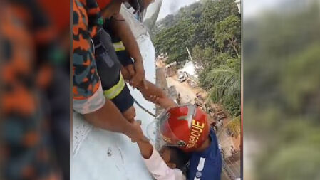 পালাতে গিয়ে পাঁচতলা কার্নিশে আটকা পড়া মাদ্রাসাছাত্রকে উদ্ধার