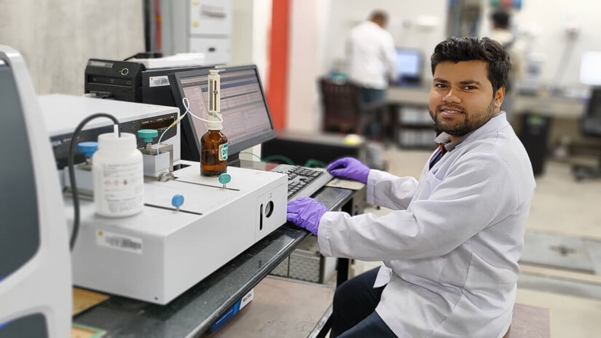 ল্যাবে গবেষণায় ব্যস্ত মো. আবুল হাসানাত