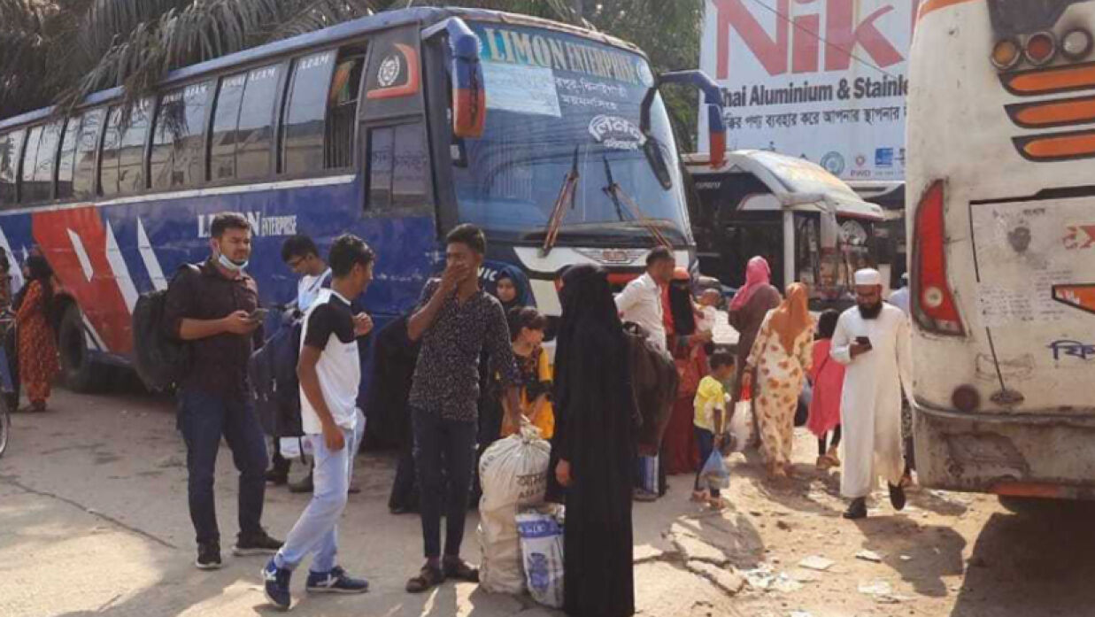 বাস বন্ধ থাকায় দুর্ভোগে পড়েছে সাধারণ মানুষ