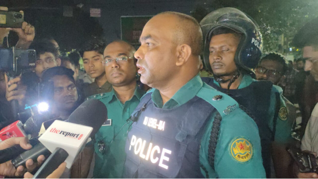 আন্দোলনকারীদের সরে যেতে বলছেন।