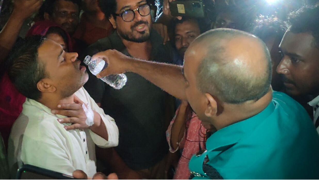 পানি খাইয়ে অনশন ভাঙাল পুলিশ