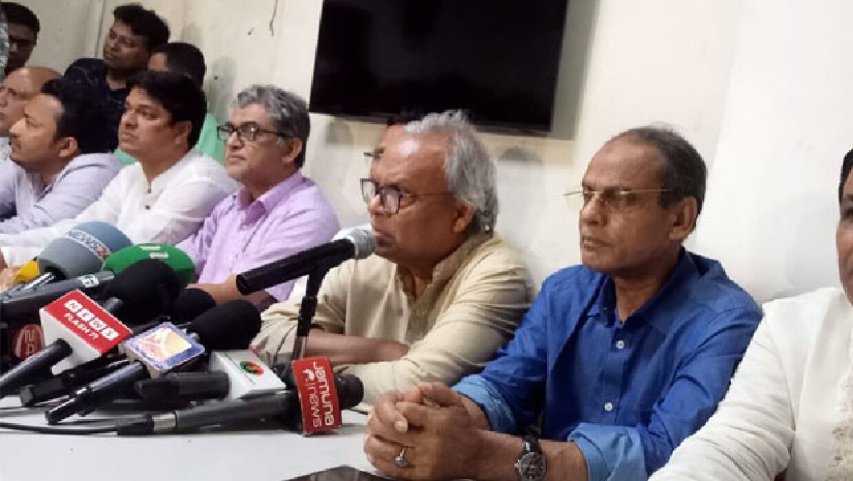 সংবাদ সম্মেলনে বক্তব্য রাখছেন রুহুল কবির রিজভী
