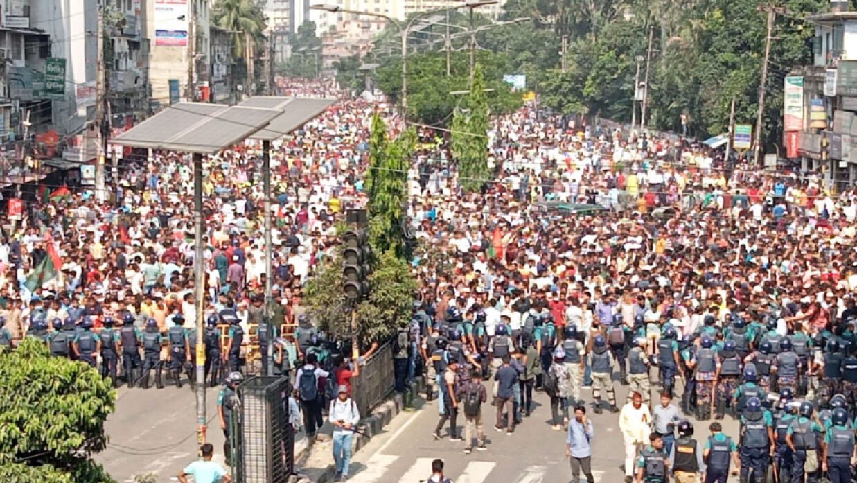 আরামবাগের নটরডেম কলেজের সামনের জড়ো হয়েছে হাজার হাজার জামায়াত-শিবির নেতা-কর্মী