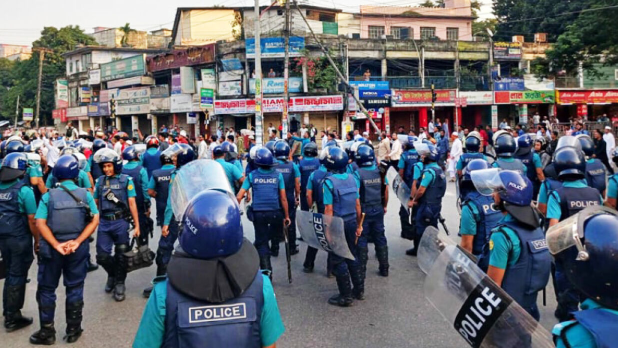 পুলিশের সতর্ক অবস্থান 