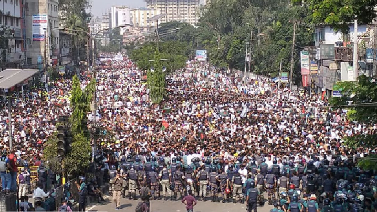 রাজধানীর আরামবাগের সড়কে ‍অবস্থান নিয়েছেন জামায়াতে ইসলামীর নেতাকর্মীরা