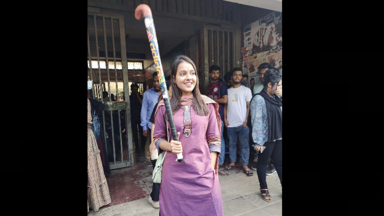 ছাত্রলীগ নেত্রী তানিয়া আক্তার তাপসীর হকস্টিক হাতে ছবি