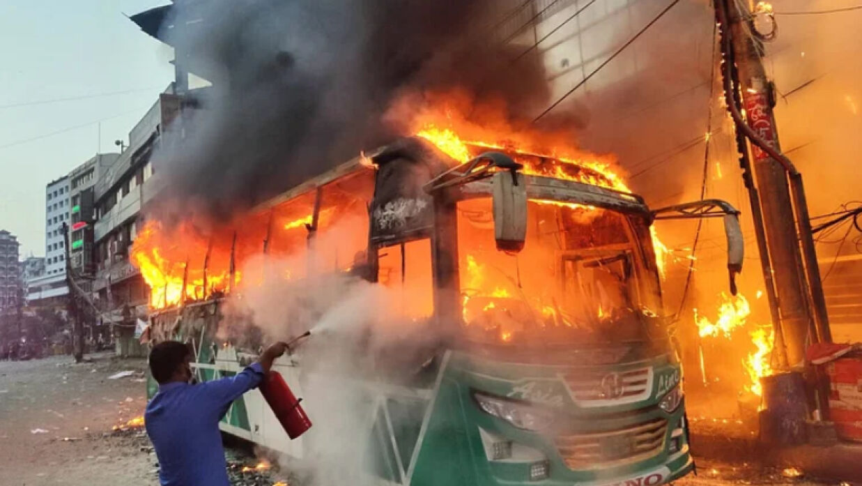 মালিবাগে বলাকা পরিবহনের বাসে আগুন