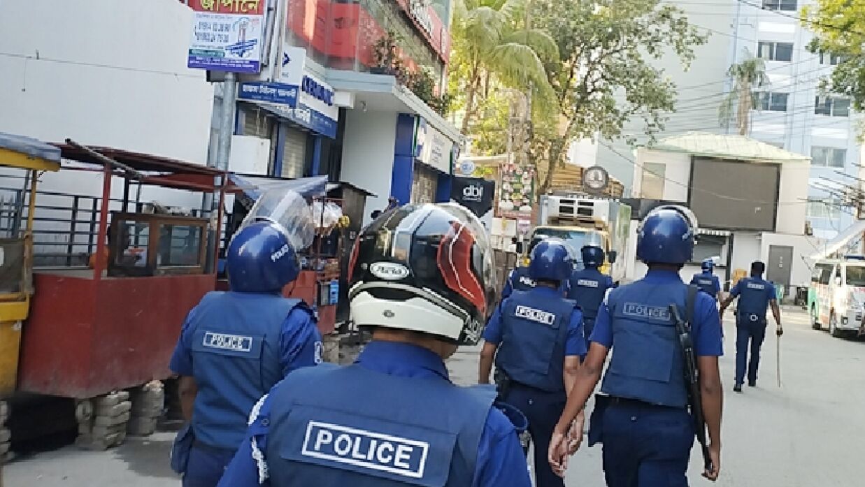 যুবদল নেতাকর্মীদের ধাওয়া দিয়ে ঘটনাস্থল থেকে সরিয়ে দেয় পুলিশ