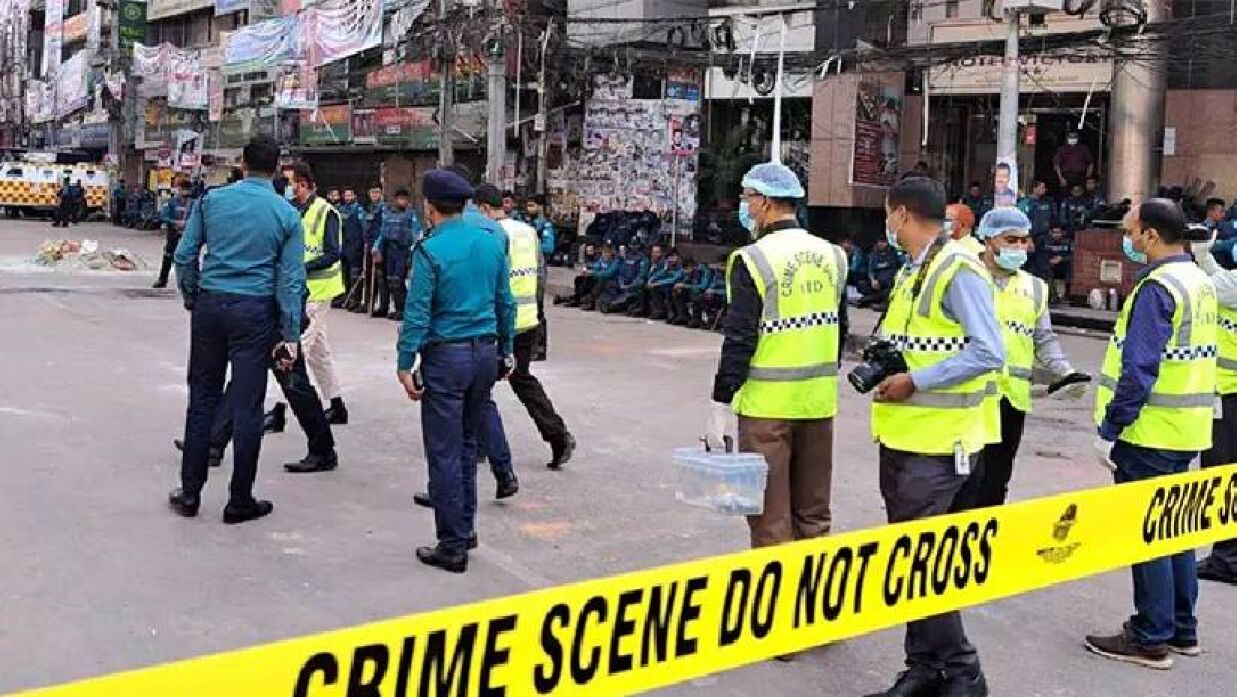 নয়াপল্টনে বিএনপি কার্যালয়ের প্রধান ফটকের সামনে ‘ক্রাইম সিন’লেখা কর্ডন টানিয়েছে পুলিশ