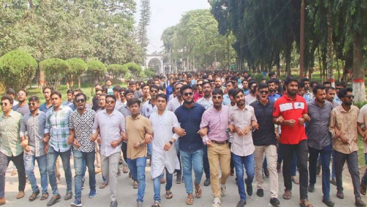 বিএনপি-জামায়াতের নৈরাজ্যেের প্রতিবাদে বিক্ষোভে ইবি ছাত্রলীগ