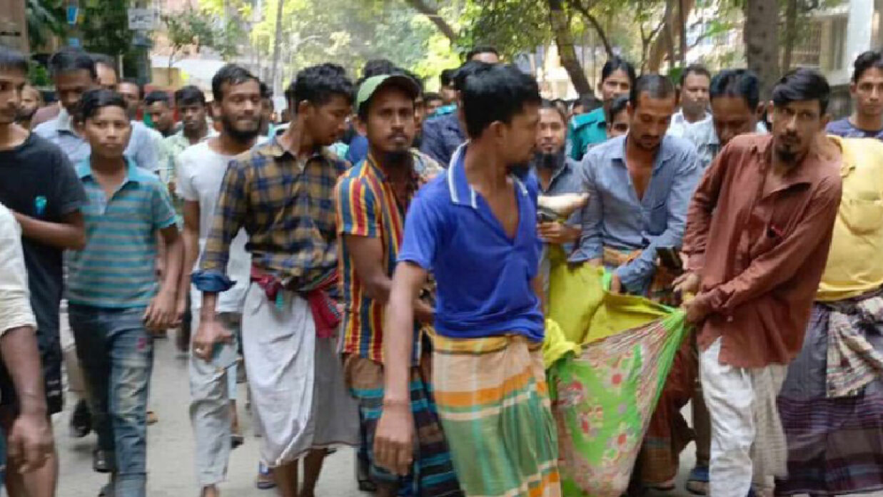 মোহাম্মদপুরে টাউন হল এলাকায় বিএনপি নেতার মরদেহ নিয়ে যাওয়া হচ্ছে