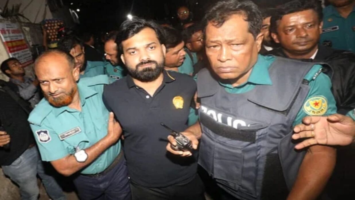 ইশফাক হোসেনকে আদালতে হাজির করে পুলিশ