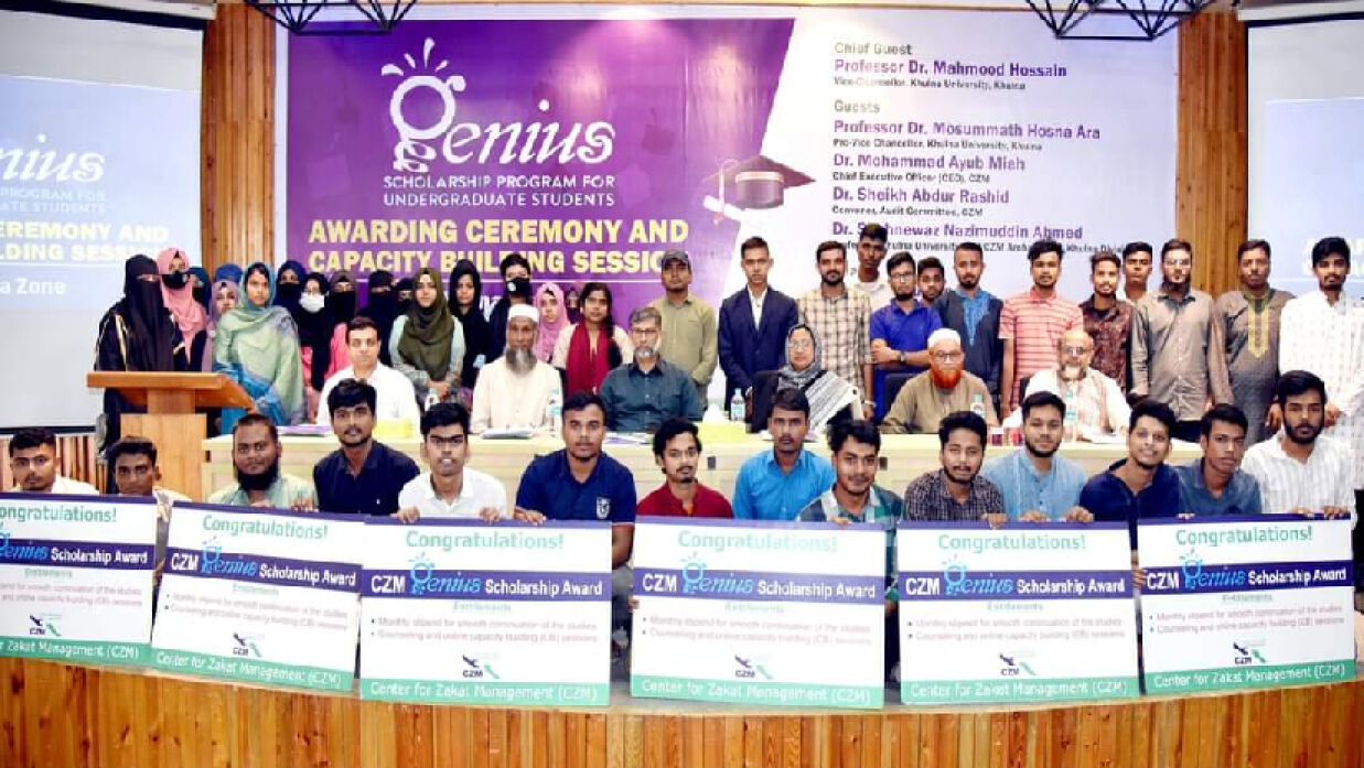 অতিথিদের সঙ্গে বৃত্তি পাওয়া শিক্ষার্থীরা