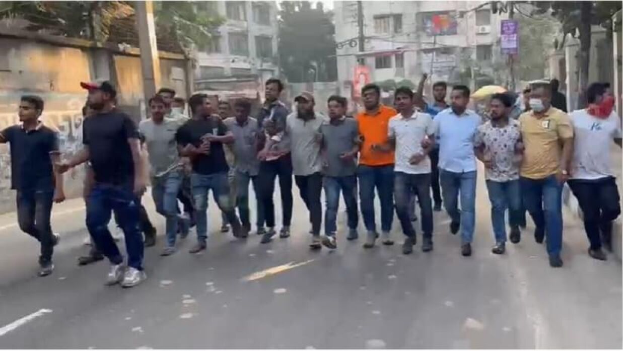 ঢাকা শিক্ষা বোর্ড এলাকায় বিক্ষোভ করেন ছাত্রদলের নেতা-কর্মীরা