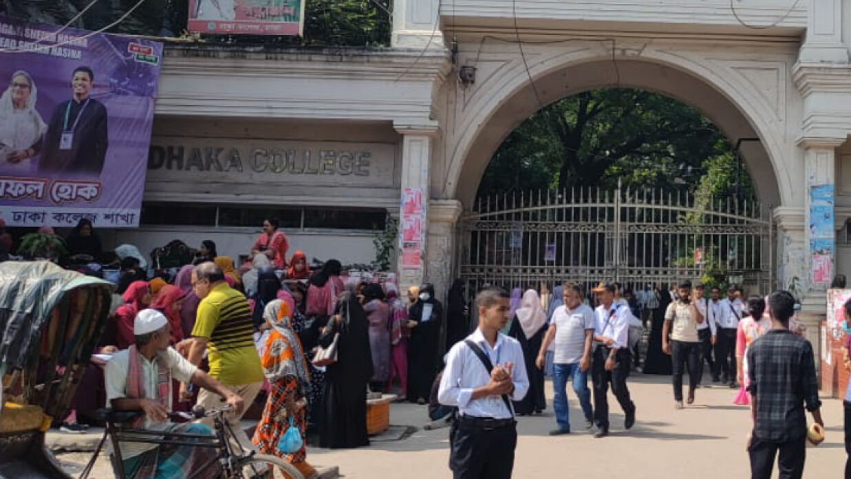 অবরোধে চলছে পরীক্ষা, কেন্দ্রে আসতে ভোগান্তি ৭ কলেজ শিক্ষার্থীদের