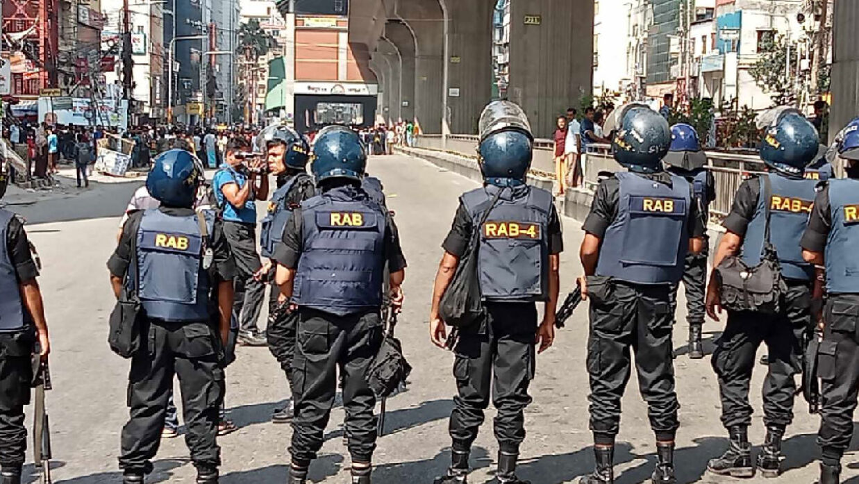 মিরপুর-১১ মেট্রেরেল স্টেশনের নিচে অবস্থান নিয়েছে পোশাক শ্রমিকরা