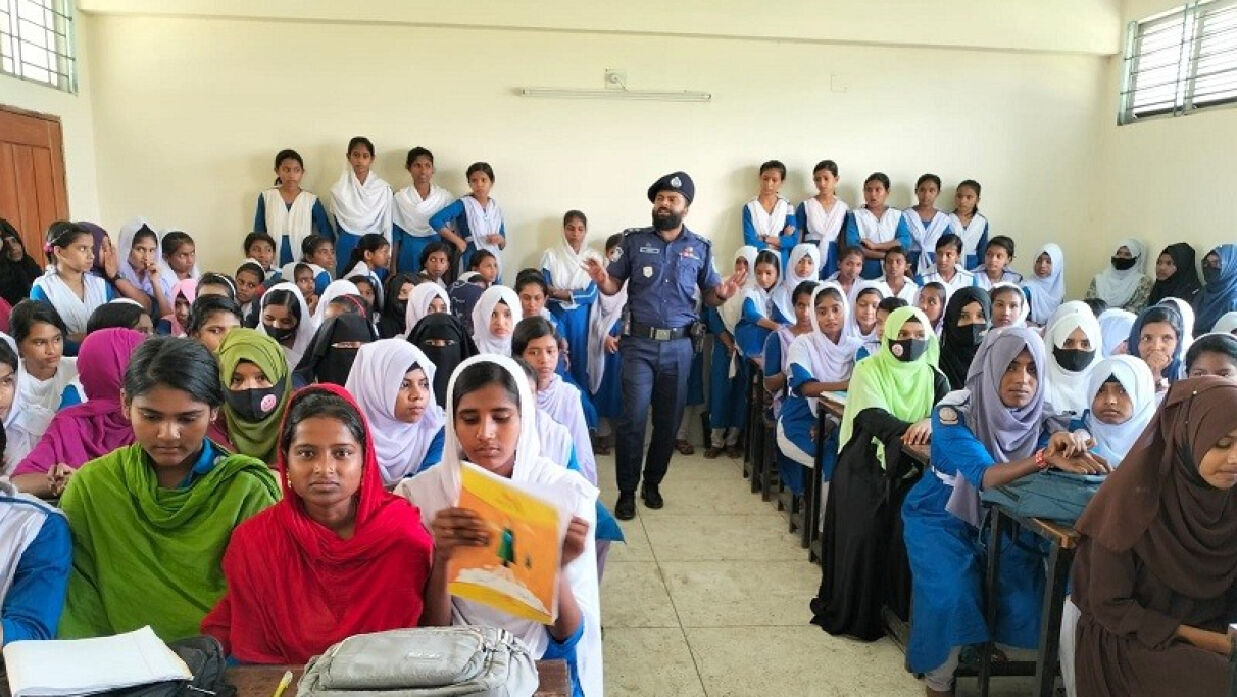 একটি স্কুলের শিক্ষার্থীদের সচেতনতা বৃদ্ধির জন্য বিভিন্ন পরামর্শ দেন এক পুলিম কর্মকর্তা