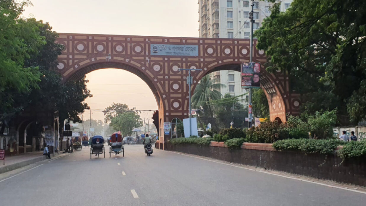 মঙ্গলবার বেলা সাড়ে ৪টার দিকে নীলক্ষেত মোড়ের মুক্তি ও গণতন্ত্র তোরণ থেকে তোলা হয় ছবিটি