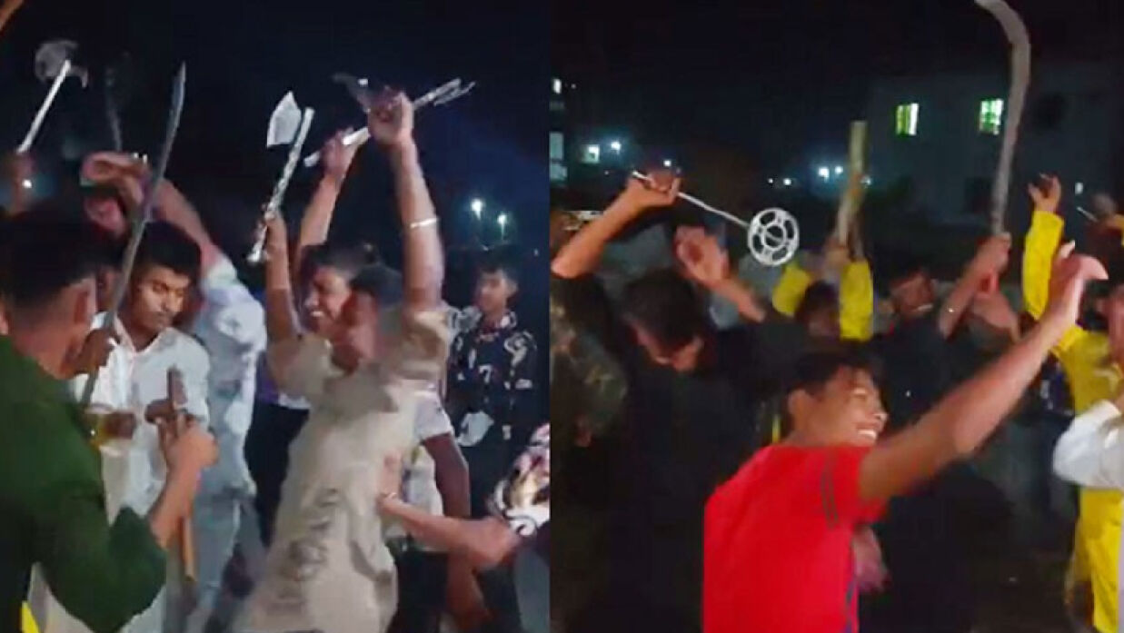 অস্ত্র হাতে কিশোর গ্যাংয়ের উল্লাস