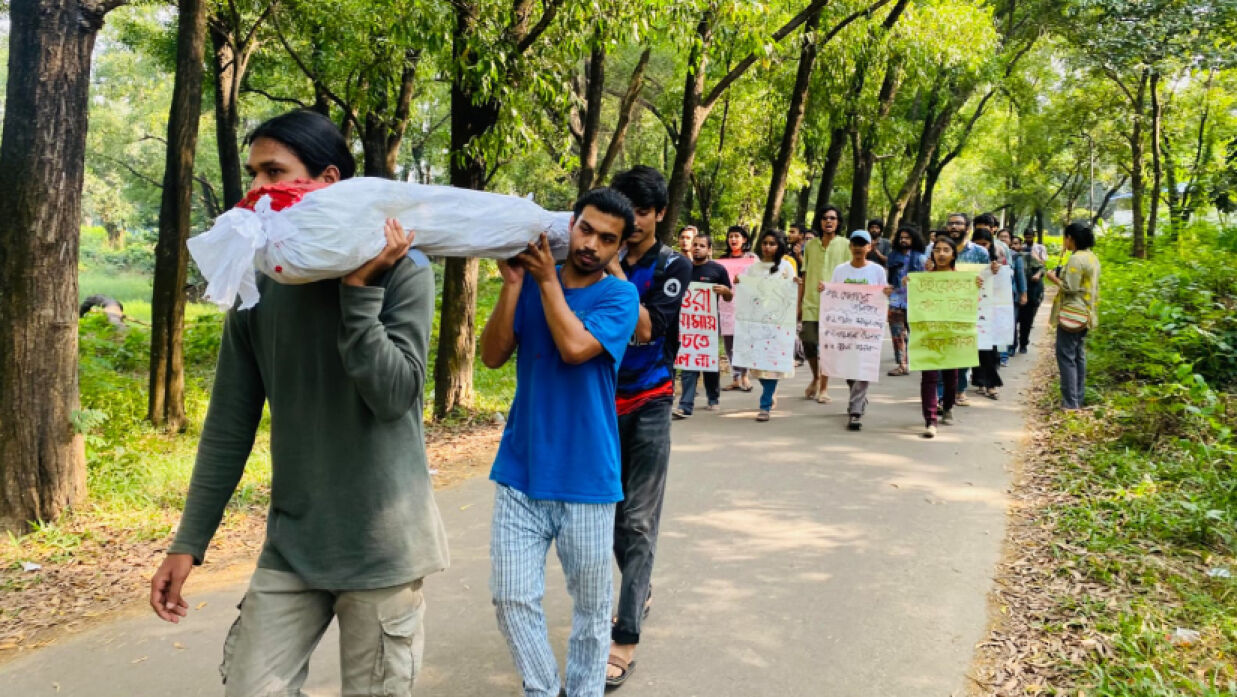 রাতের আঁধারে কাটা হলো অর্ধশত গাছ, গুঁড়িতে কাফন জড়িয়ে প্রতিবাদ